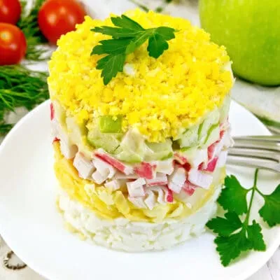 Слоеный салат с крабовыми палочками и яйцами - рецепт с фото