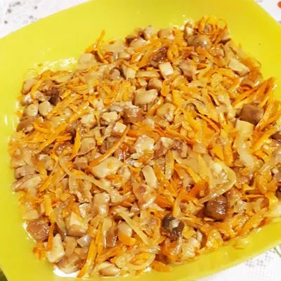 Грибной слоеный салат с крабовыми палочками и рисом - рецепт с фото