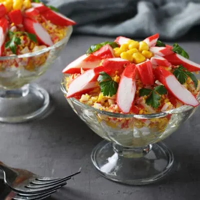 Салат с крабовыми палочками, яйцами и кукурузой - рецепт с фото
