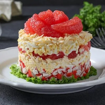 Слоеный салат с крабовыми палочками и грейпфрутом - рецепт с фото
