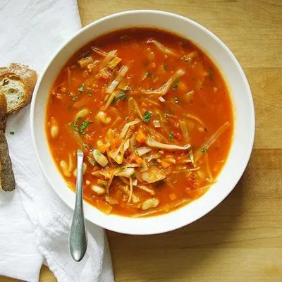 Суп с капустой и белой фасолью - идеальное блюдо для наступающей осени