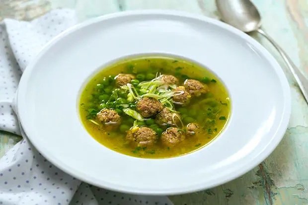 Суп с зеленым горошком и фрикадельками
