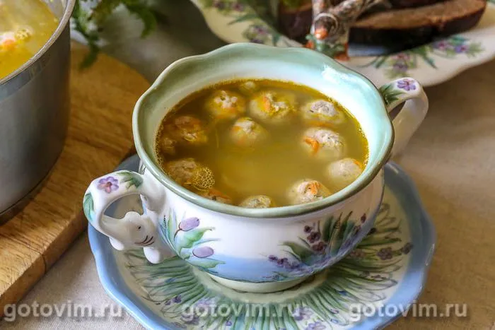 Суп с фрикадельками и зеленым горошком. Фотография рецепта