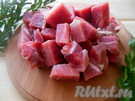 Нарежьте свинину на небольшие кусочки (у меня мясо домашнее, немного замороженное). 