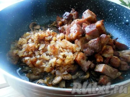 Соедините на сковороде свинину, грибы и лук, добавьте воду, соль и специи по вкусу (у меня черный перец) и тушите на медленном огне до готовности мяса (около 10 минут).