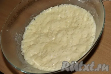 Тесто слегка поднимется и запузырится, оно получится вязким и не очень густым, будет напоминать тесто для оладий. 