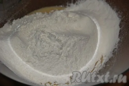 Всыпать просеянную муку и соль, перемешать тесто ложкой. 