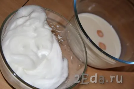Отделить белки от желтков. В миске соединить молоко и желтки. С помощью миксера взбить белки с солью до стойких пиков.