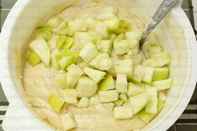 добавляем яблоки в тесто для пирога со сметаной