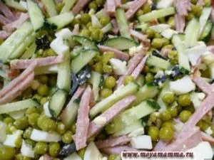 Зимний салат со свежим огурцом, ветчиной, маслинами