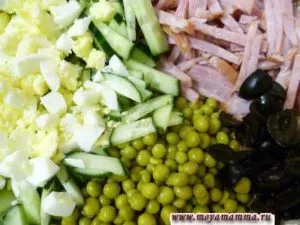 Зеленый горошек, ветчина, маслины, яйца, свежий огурец для зимнего салата