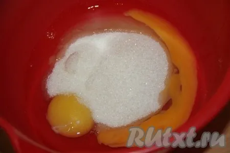 Отставить начинку в сторону и приготовить тесто для бисквита, для этого в миске соединить сахар и яйца. 