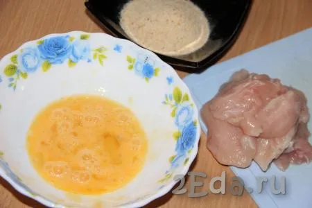 Куриное филе разрезать на пласты толщиной 1 см. Яйцо взбить с щепоткой соли. 