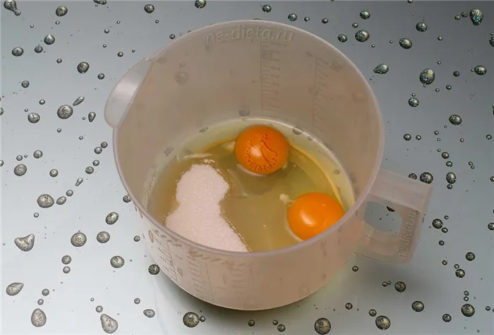 В миску выложить яйца и сахар