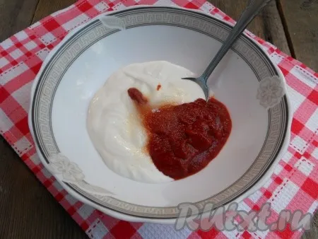 Для приготовления соуса для голубцов к сметане добавить томатную пасту (или соус), посолить, добавить сахар, тщательно перемешать. 