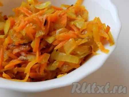 Лук и морковь очистить, лук нарезать, морковь натереть на тёрке. Обжарить морковку с луком на растительном масле в течение минут 5-7 (до мягкости овощей), добавить перец и куркуму.