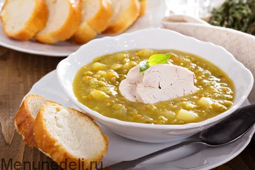 Гороховый суп с курицей и чесночными гренками
