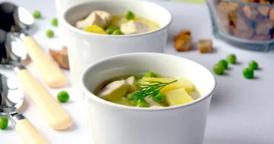 Суп с курицей и зеленым горошком