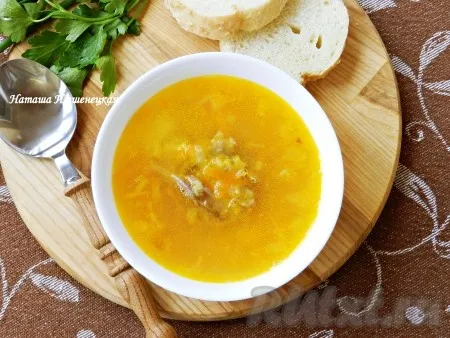 Вкусный, аппетитный гороховый суп с курицей готов, разлить по тарелкам и в горячем виде подать к столу.