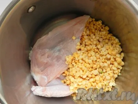 Вымыть куриное мясо, положить в кастрюлю вместе с горохом, залить 2,5-3 литрами воды и поставить вариться. Когда вода закипит, снять пену. Варить, примерно, 50-60 минут.