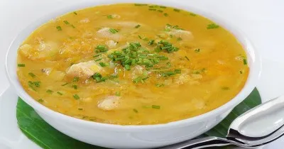 Гороховый суп с курицей в кастрюле