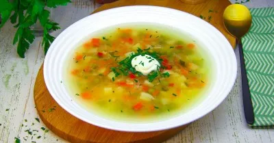 Суп овощной на курином бульоне с горошком