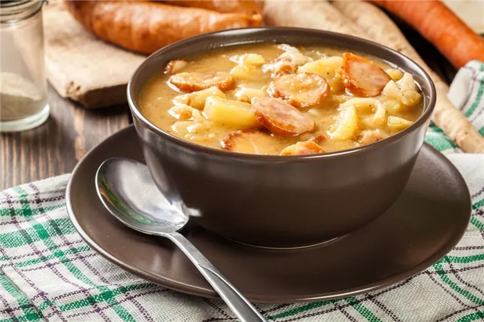 Гороховый суп с сосисками и картофелем