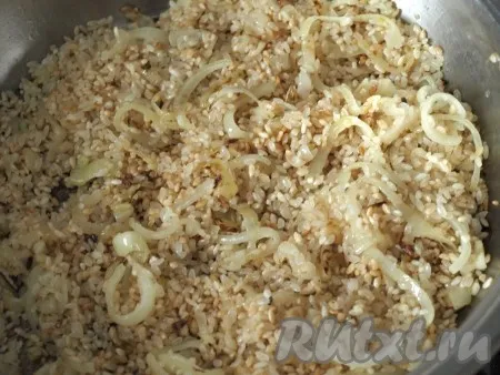 Рис промываем и высушиваем. Добавляем к луку рис и жарим, непрерывно помешивая, пока рис не станет коричневым (рис должен быть абсолютно сухой!). Если прекратить помешивать, то рис может пригореть. 