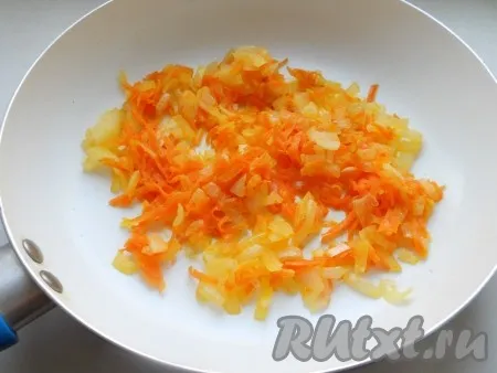 Лук порезать небольшими кусочками, морковь натереть на крупной терке. Обжарить на растительном масле 3-4 минуты.