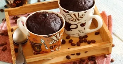 Кекс в кружке с растворимым кофе