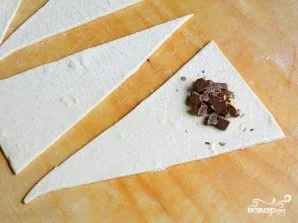Круассаны из слоеного теста с шоколадом - фото шаг 2
