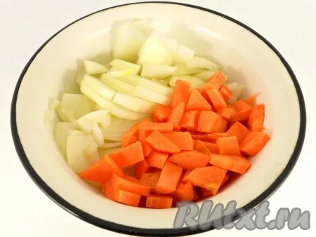 Лук и морковь очистить и нарезать довольно крупными кусочками.