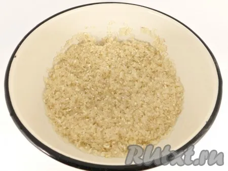 Для приготовления этого блюда заранее нужно замочить рис. Вначале рис хорошо промыть до прозрачной воды, затем залить его кипятком на 1 час.