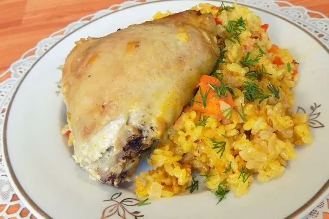 Рис с курицей и овощами в духовке в рукаве