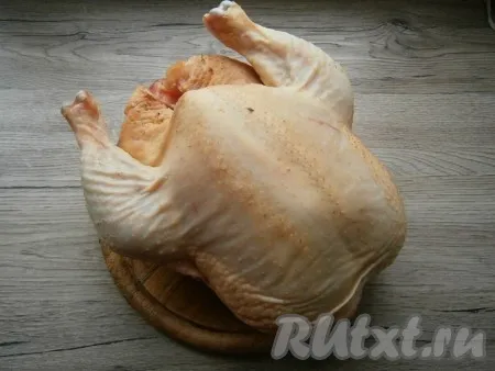 Подготовить курицу - вымыть ее и обсушить. 
