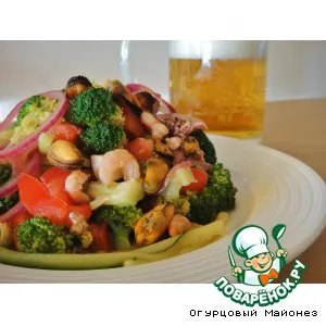 Рецепт: Овощной салат с морепродуктами Ривьера