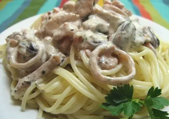 Рецепт спагетти с морепродуктами в сырно-сливочном соусе