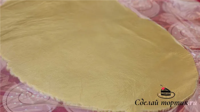Раскатываем тесто сразу на коврике или пергаменте в пласт толщиной 0,5-0,8 мм.