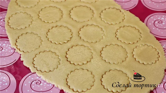 Вырезаем печенье на яичных желтках формочками