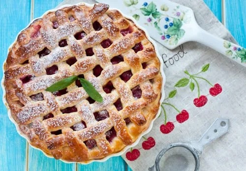 Дрожжевой пирог с вишнями в хлебопечке и духовке