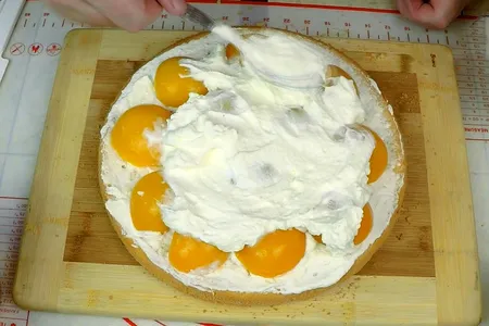Бисквитный торт со взбитыми сливками и фруктами: шаг 9