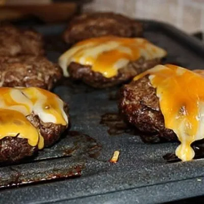 Чесночный чизбургер под мраморным сыром - рецепт с фото