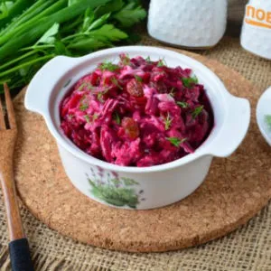 Салат из свеклы с изюмом и чесноком - просто,вкусно - фоторецепт пошагово