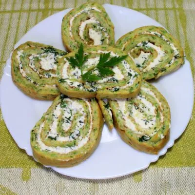 Кабачковый рулет с сыром и зеленью - рецепт с фото