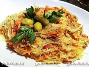 Теплый салат из рисовой лапши с консервированным кальмаром