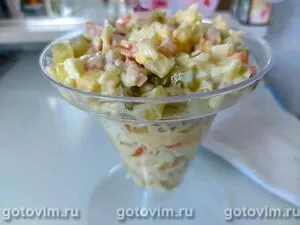 Салат из риса с сыром и колбасой