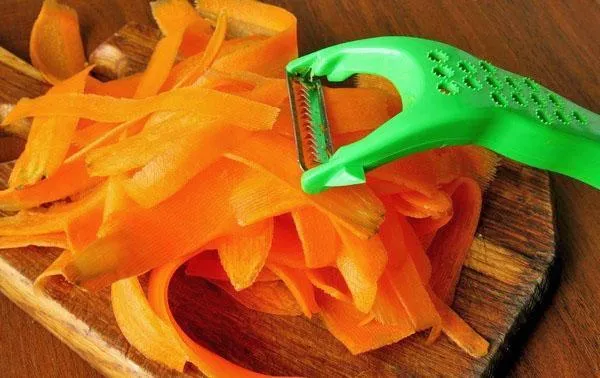 нарезать морковь тонкими пластинами