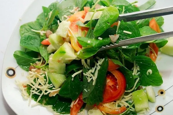 Салат со шпинатом и огурцами 