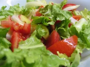 Салат из соленых огурцов и свежих помидоров