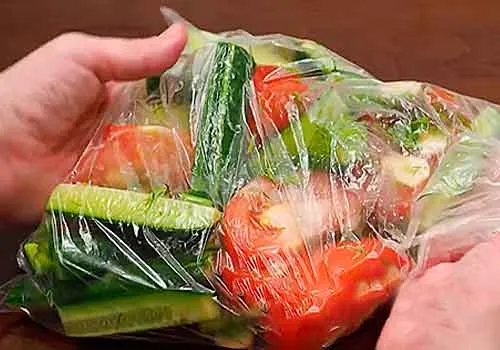 складывание овощей в пакет